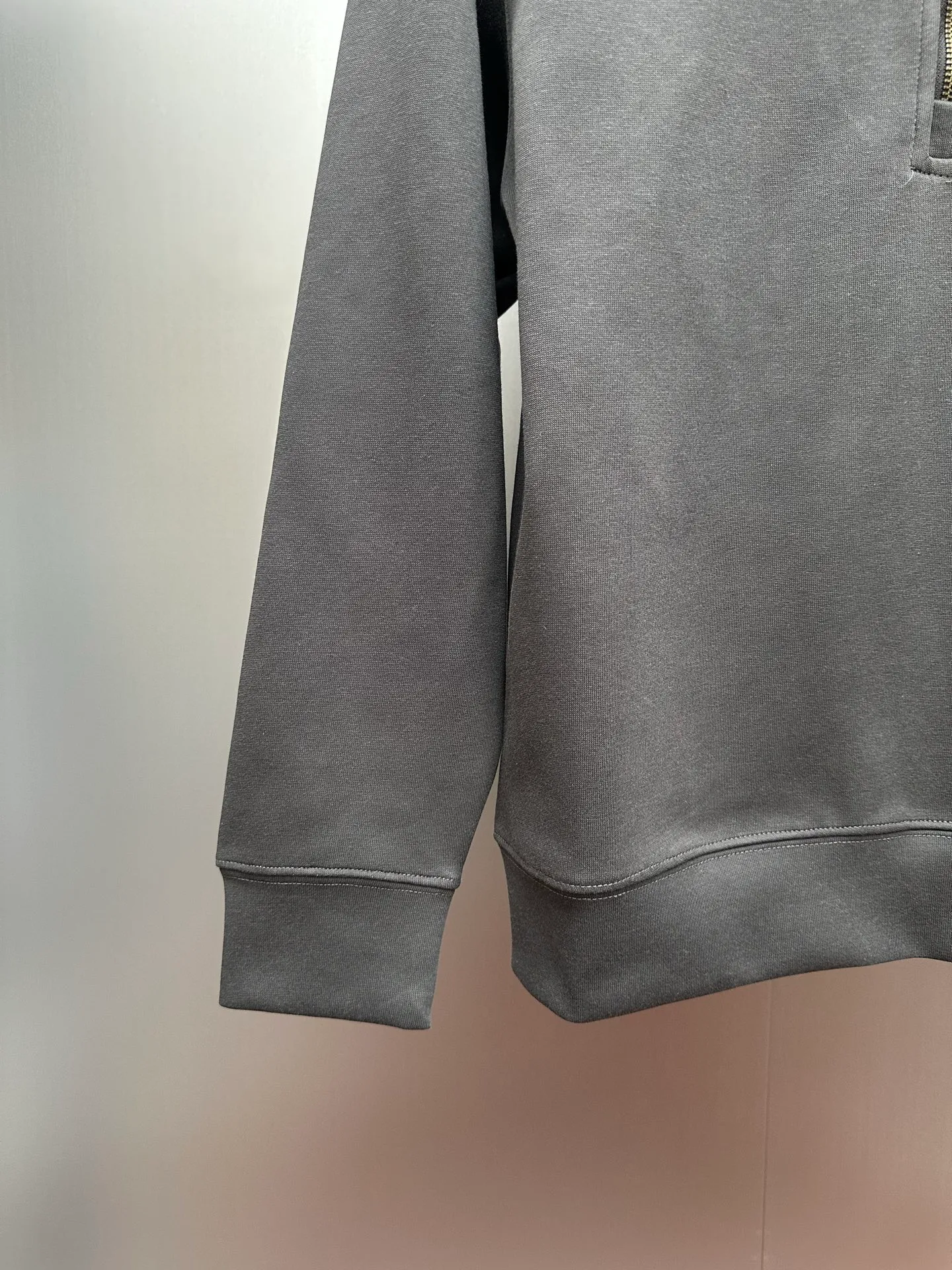 P250 Ralph Lauren/Ralph Lauren classic small logo embroidered turtleneck half-zip sweatshirt, simple and versatile ~ super delicate and soft, close to the body without being tied. Perfectly reflects the brand's sense of superiority. The cut is standard, comfortable to stretch, unrestricted in movement, and highly practical to wear. Classic and simple style, with pony embroidery pattern on the chest, imported machines, three-dimensional and full. Original Polo brass zipper, three-dimensional windproof lapels, taking into account warmth and cool lines, full of coolness, half-open lazy mode. The fit is loose, whether worn alone or layered, you can wear different styles of fashion with just one piece. Color: black, white, gray, brown, navy. Size: S-xL